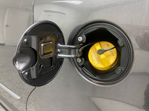 Used 2016 Chrysler Town & Country Touring image 14