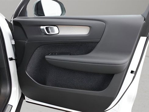 New 2025 Volvo XC40 B5 Plus image 33