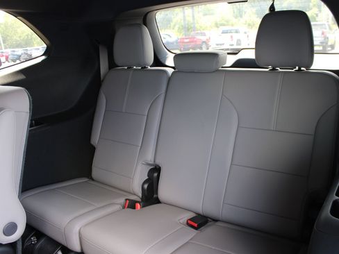 Used 2026 GMC Acadia Elevation w/ Elevation Premium Package FWD image 18