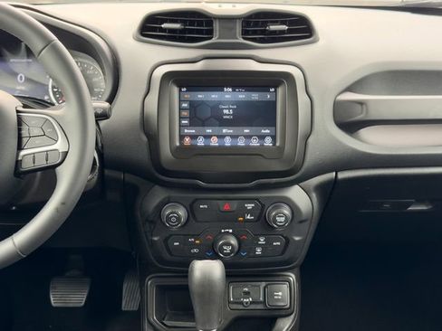Used 2021 Jeep Renegade Latitude FWD image 21