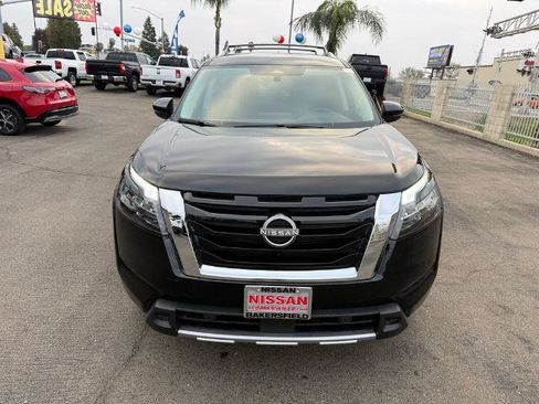New 2025 Nissan Pathfinder SL image 2