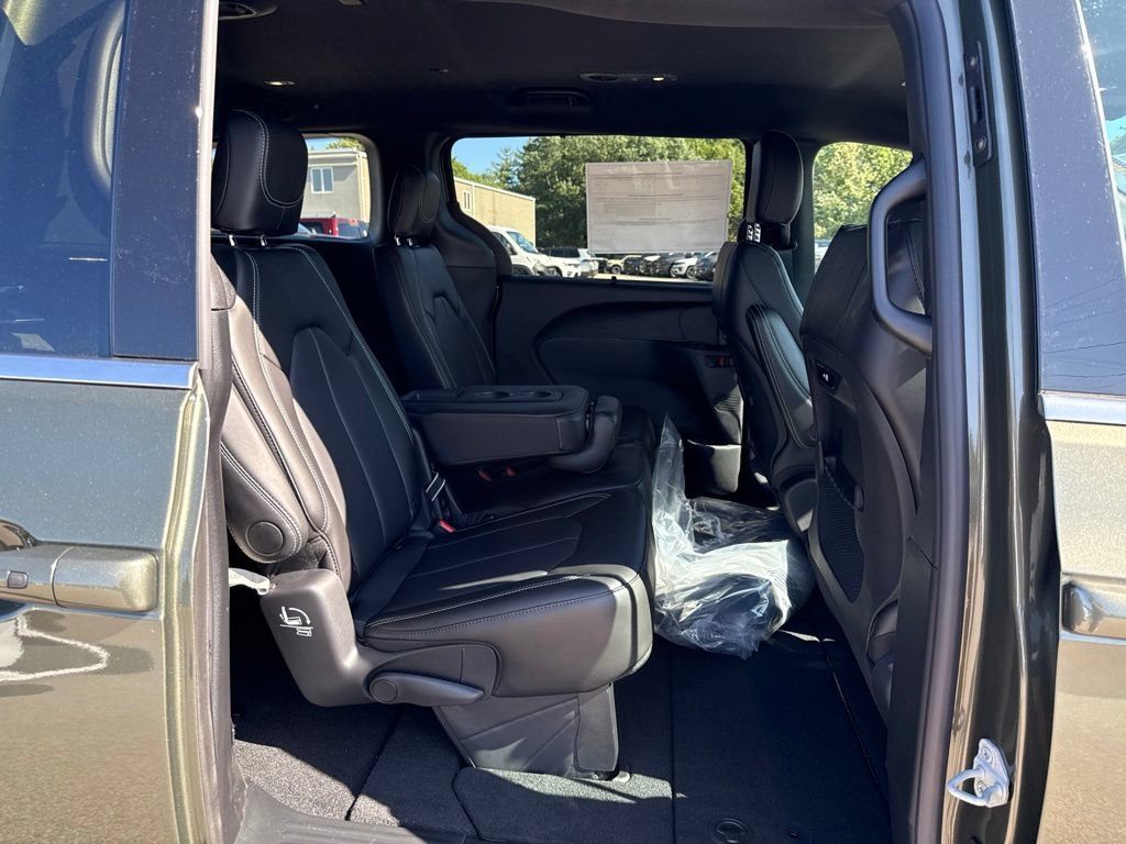 New 2027 Chrysler Pacifica Select FWD image 23