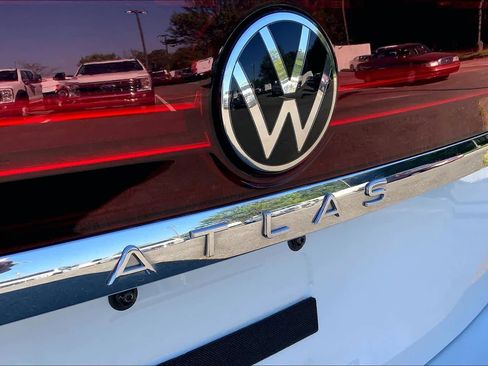 Used 2024 Volkswagen Atlas SE image 30