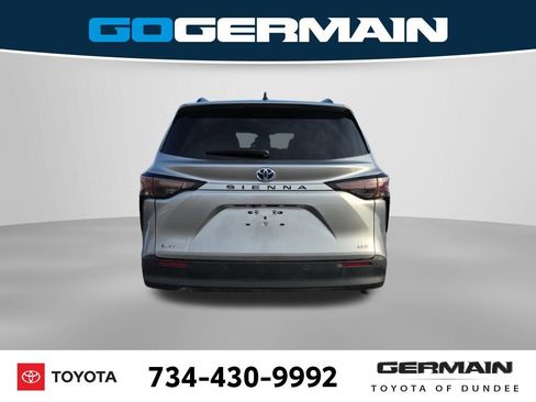 Used 2025 Toyota Sienna XLE image 9