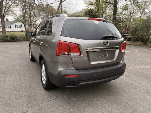 Used 2013 Kia Sorento LX w/ Convenience Pkg image 4