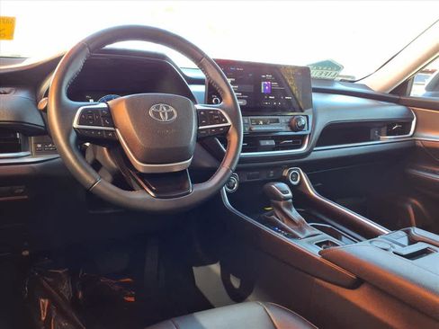 Used 2025 Toyota Grand Highlander AWD image 9