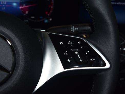 New 2026 Mercedes-Benz GLB 250 4MATIC image 9