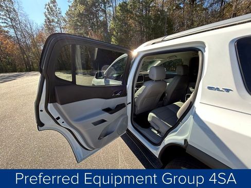 Used 2023 GMC Acadia SLT image 16