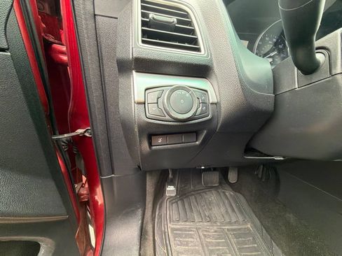Used 2017 Ford Explorer XLT w/ Equipment Group 201A AWD/4WD image 16