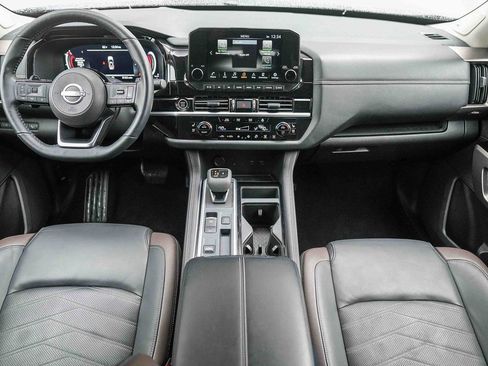 Used 2024 Nissan Pathfinder Platinum image 11