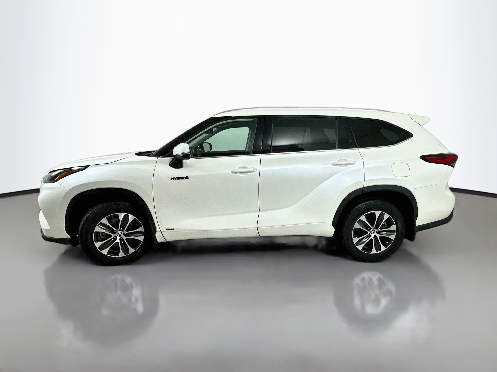 Used 2021 Toyota Highlander XLE AWD/4WD image 4