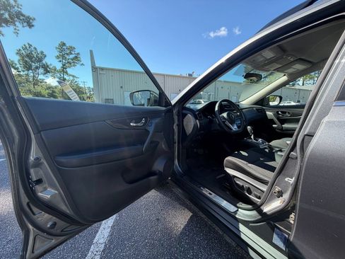 Used 2018 Nissan Rogue SV w/ Premium Package FWD image 17