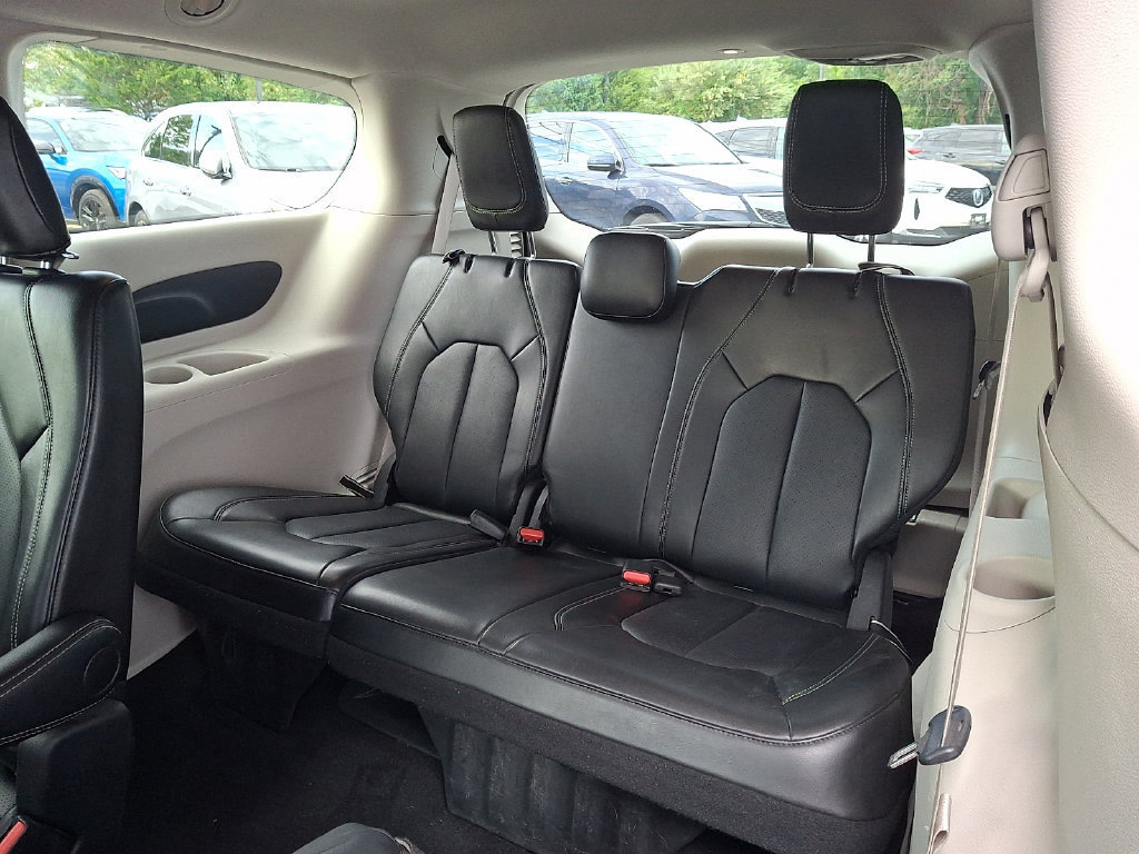 Used 2024 Chrysler Pacifica Touring-L FWD image 11