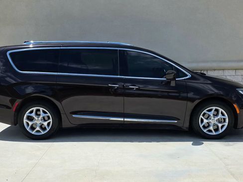 Used 2017 Chrysler Pacifica Touring-L Plus w/ Tire & Wheel Group FWD image 2