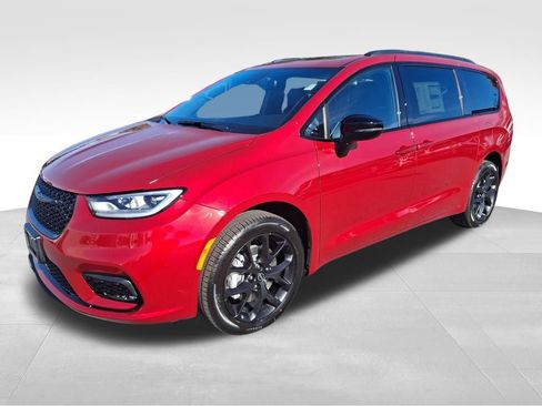 New 2026 Chrysler Pacifica Limited w/ S Appearance Package AWD/4WD image 3