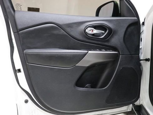 Used 2021 Jeep Cherokee Latitude Plus FWD image 16