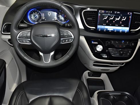 Certified 2024 Chrysler Pacifica Touring-L FWD image 36