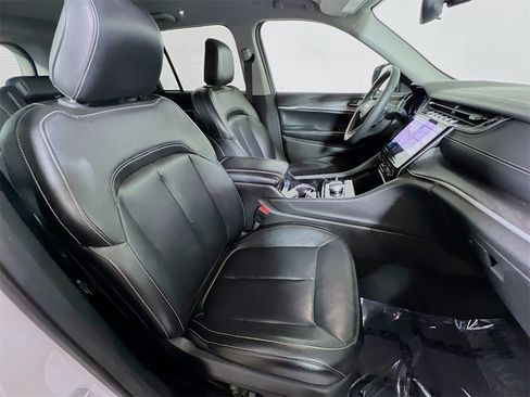 Used 2023 Jeep Grand Cherokee Limited image 25