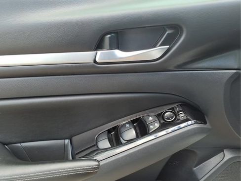 Used 2023 Nissan Altima 2.5 SV FWD image 11