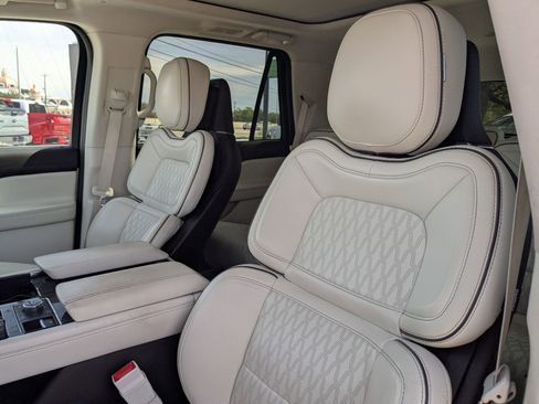 Used 2020 Lincoln Navigator Black Label w/ Cargo Convenience Package image 11