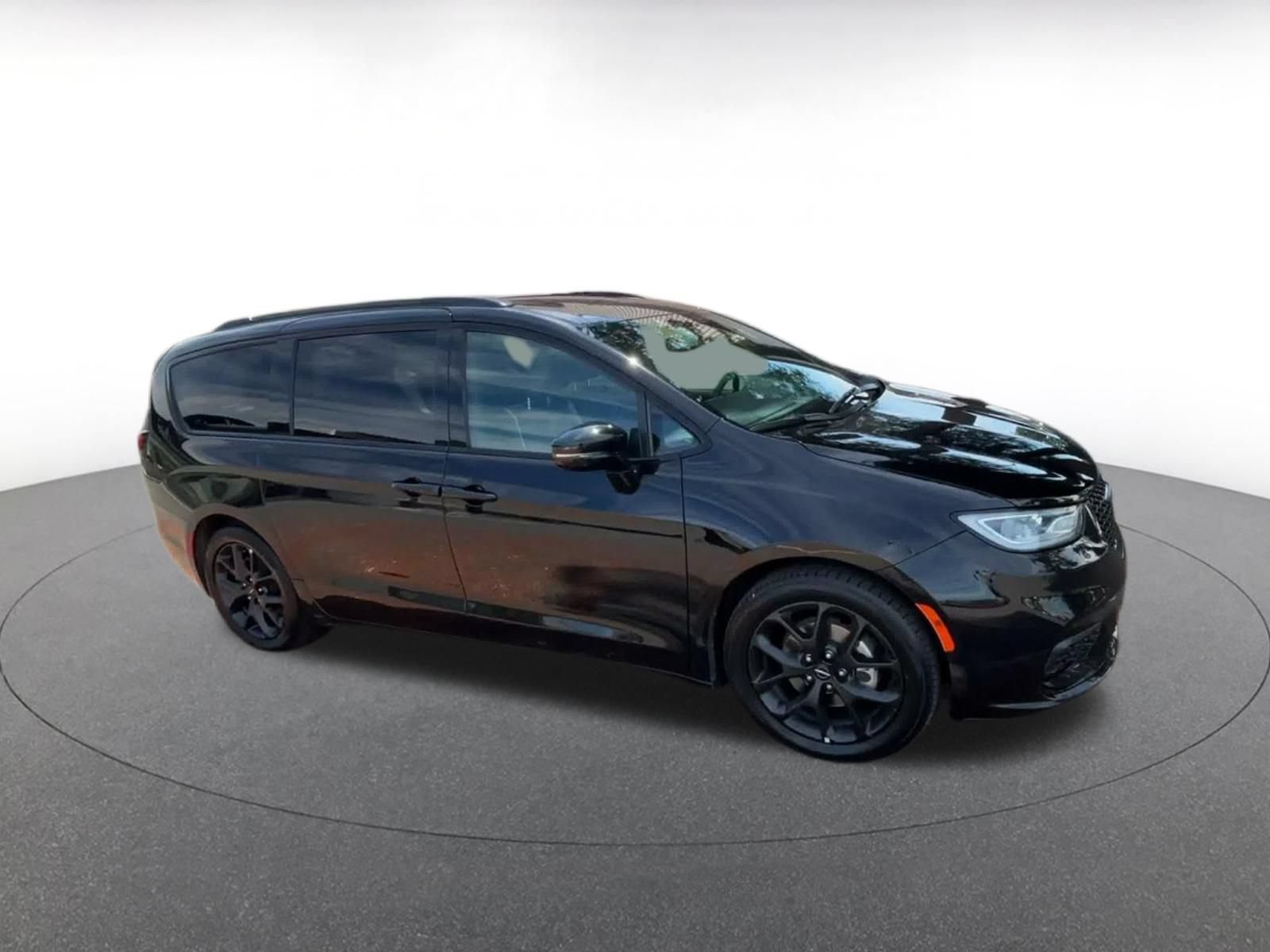 Used 2025 Chrysler Pacifica Limited FWD image 2
