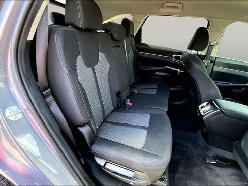 Used 2025 Kia Sorento LX FWD image 23
