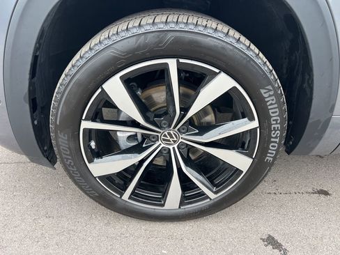 Used 2025 Volkswagen Atlas Cross Sport SEL Premium R-Line image 8