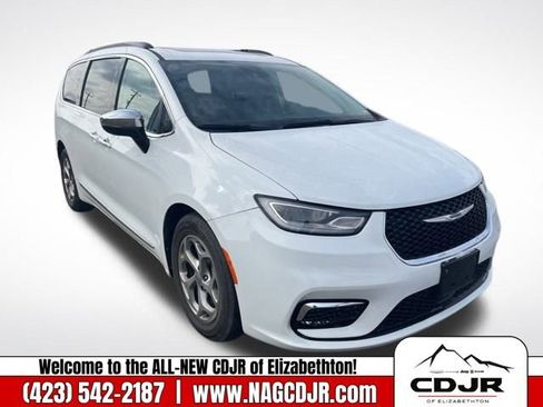 Used 2023 Chrysler Pacifica Limited image 1