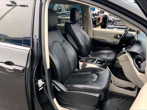 Used 2019 Chrysler Pacifica Touring-L image 8