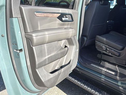 New 2026 Chevrolet Suburban Z71 w/ Z71 Off-Road Package AWD/4WD image 19