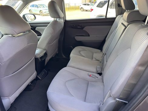 Used 2024 Toyota Highlander LE image 26