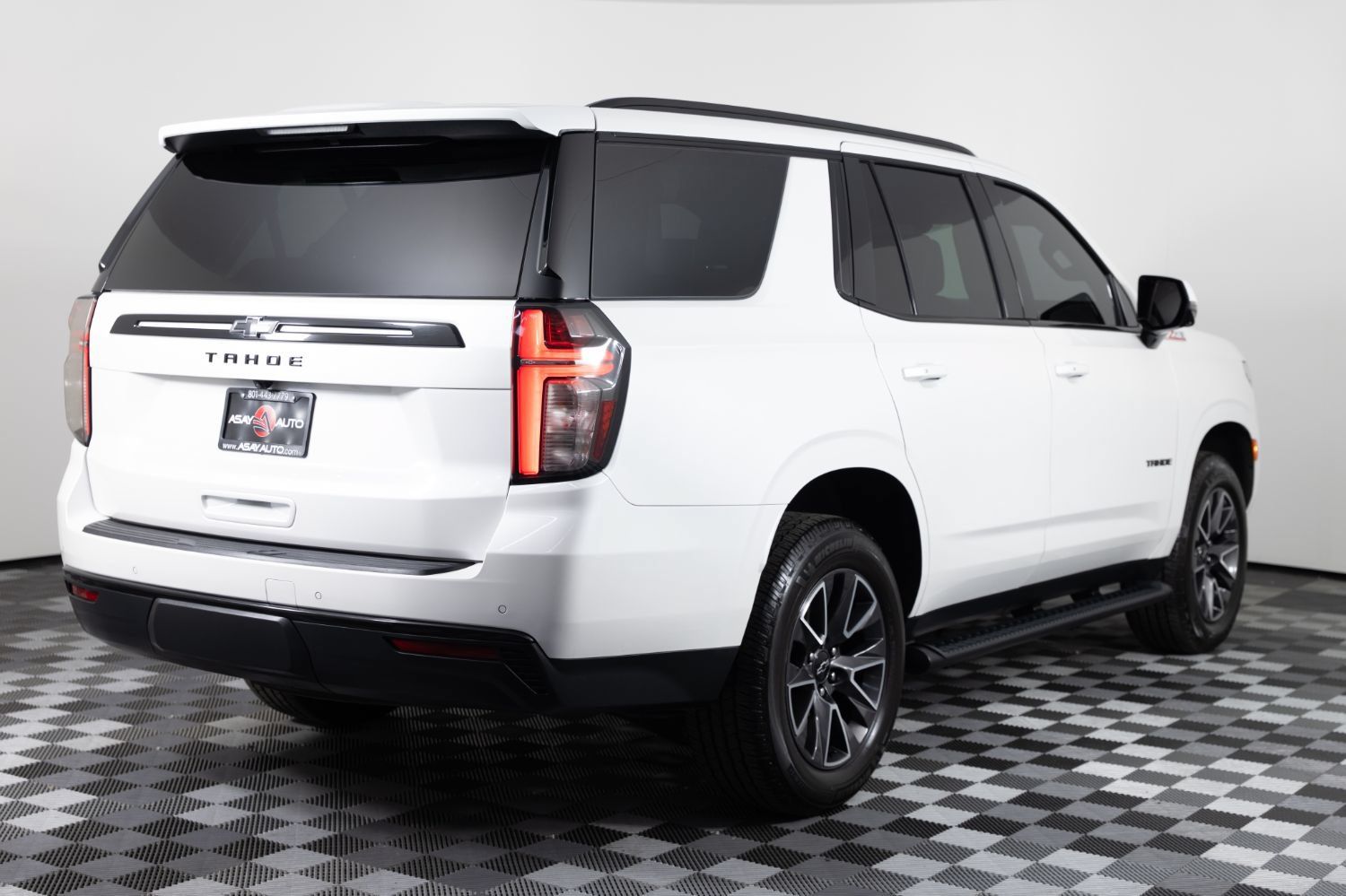 Used 2023 Chevrolet Tahoe Z71 w/ Luxury Package AWD/4WD image 7