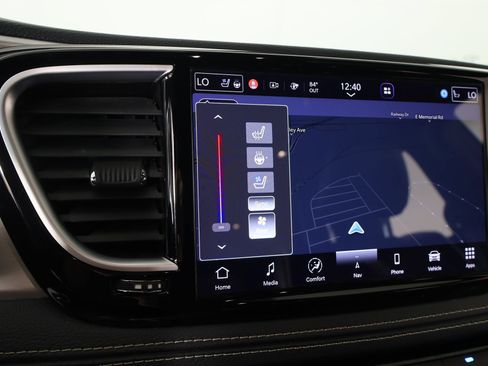Used 2021 Chrysler Pacifica Limited w/ Uconnect Theater Family Group FWD image 8
