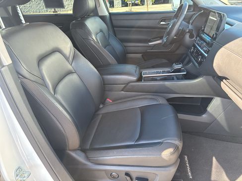 Used 2024 Nissan Pathfinder SL w/ SL Premium Package FWD image 20