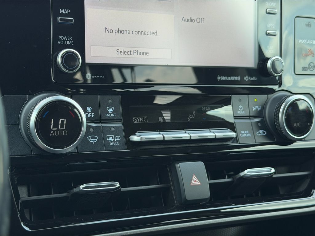 Used 2020 Toyota Highlander LE AWD/4WD image 10