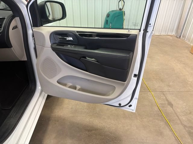 Used 2017 Dodge Grand Caravan SXT FWD image 22