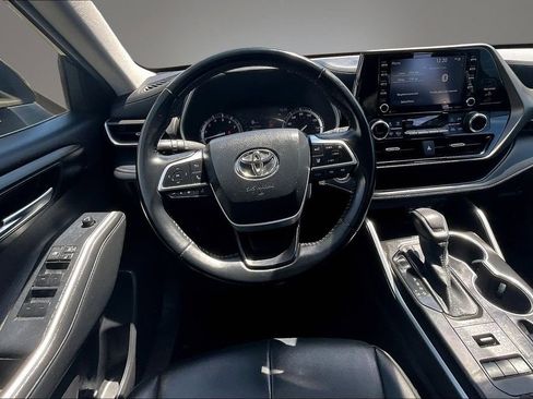 Used 2022 Toyota Highlander XLE AWD/4WD image 8