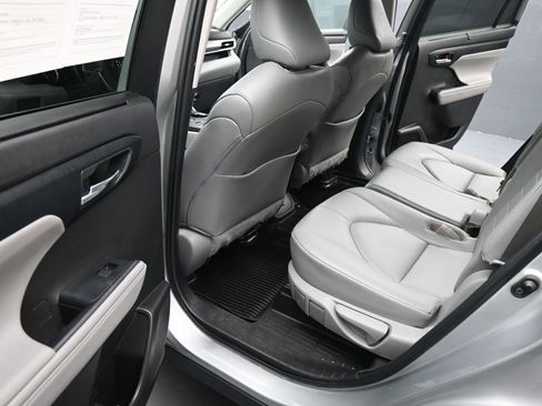 Used 2023 Toyota Highlander XLE image 21