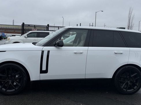 Used 2024 Land Rover Range Rover SE image 2