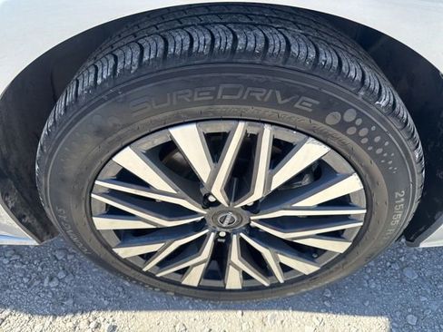 Used 2024 Nissan Altima 2.5 SV FWD image 24