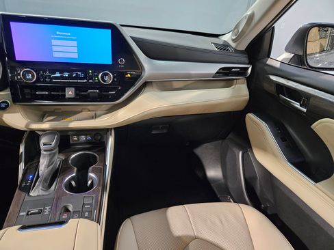 Used 2024 Toyota Highlander Platinum FWD image 11