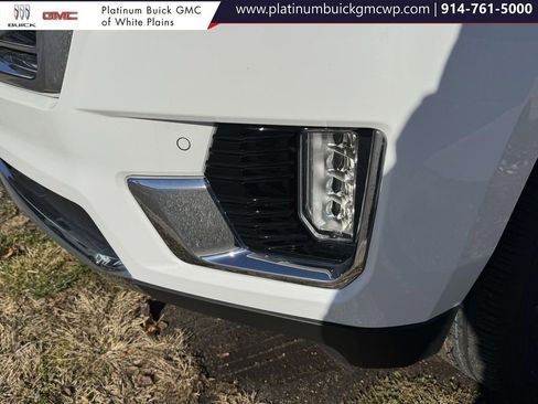 Used 2023 GMC Yukon SLT w/ SLT Luxury Package image 9