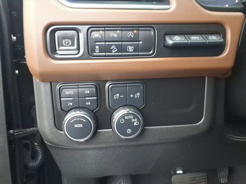 Used 2023 Chevrolet Suburban High Country image 12