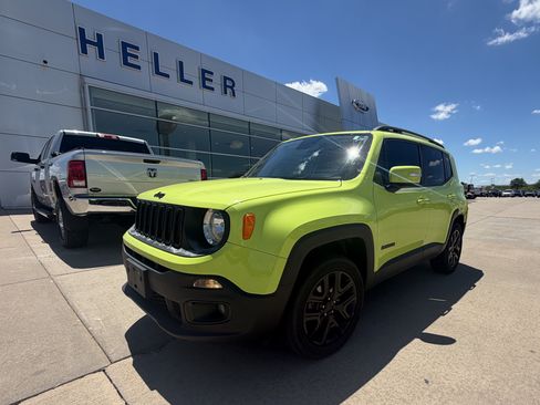Used 2018 Jeep Renegade Latitude AWD/4WD image 3