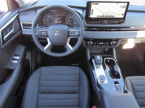 New 2025 Mitsubishi Outlander SE image 10