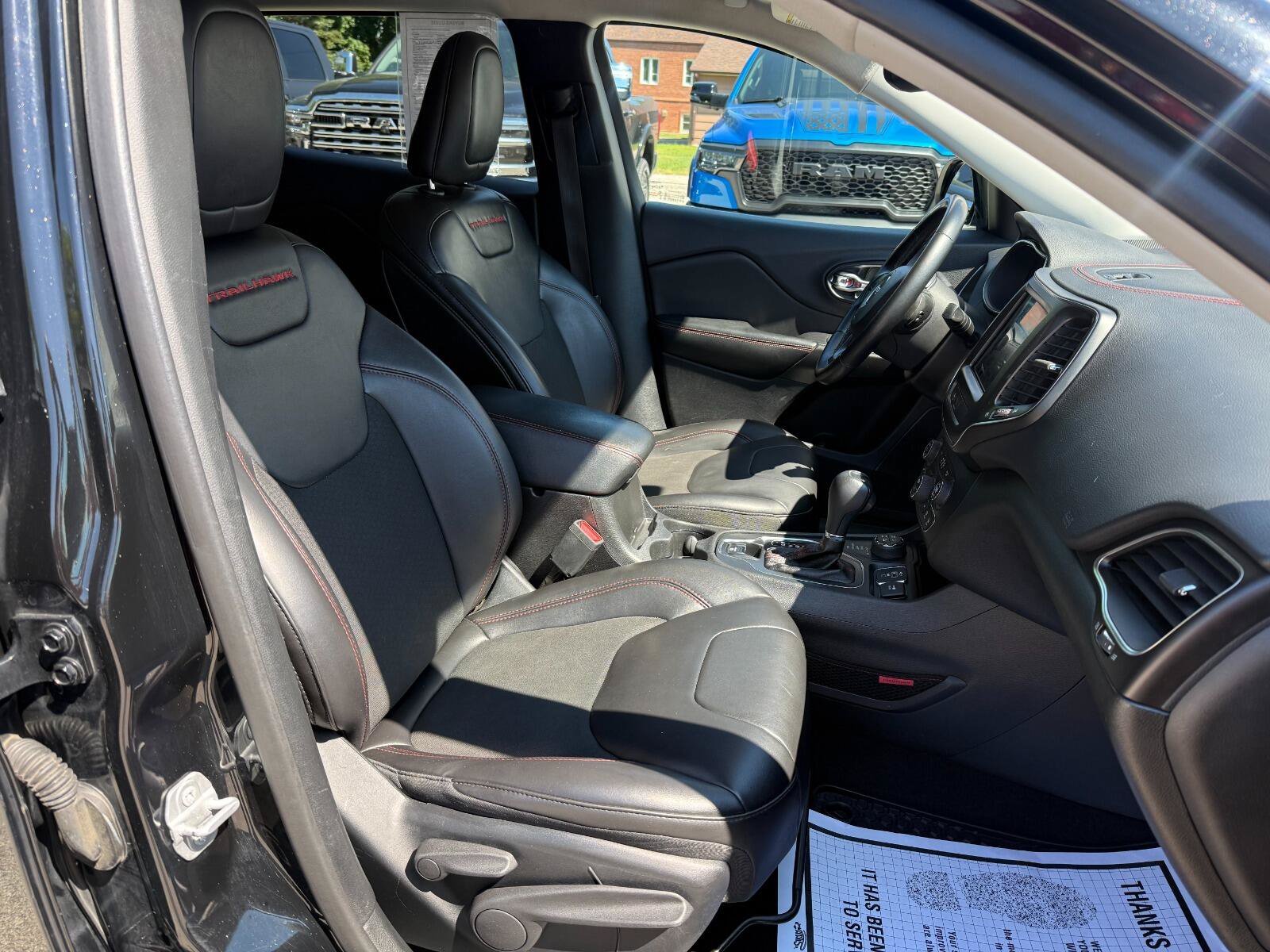 Used 2019 Jeep Cherokee Trailhawk w/ Comfort/Convenience Group AWD/4WD image 17