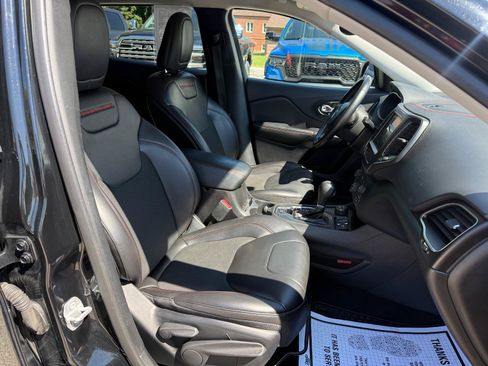 Used 2019 Jeep Cherokee Trailhawk w/ Comfort/Convenience Group AWD/4WD image 17