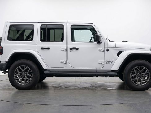 Used 2025 Jeep Wrangler Sahara image 11
