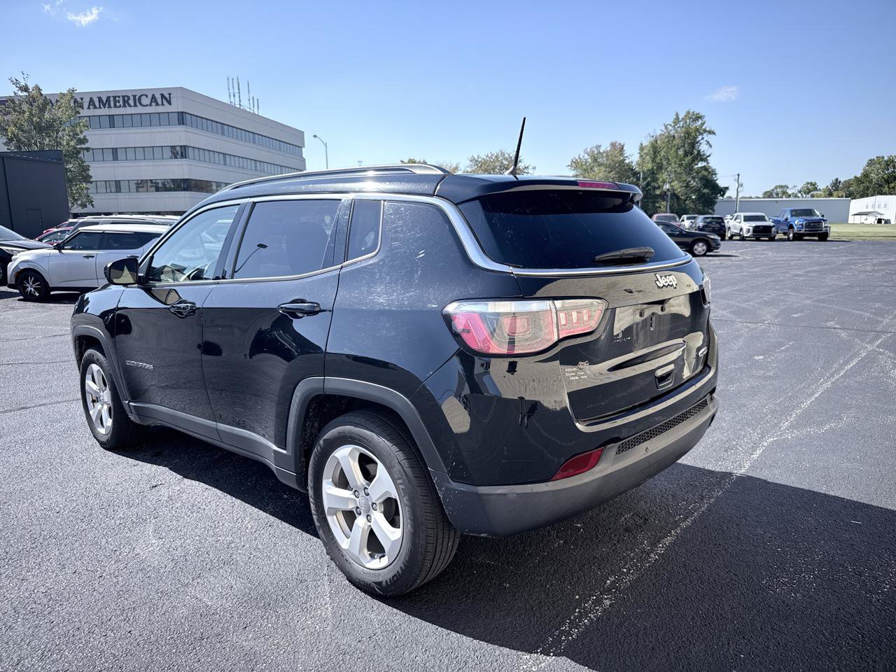 Used 2018 Jeep Compass Latitude FWD image 3