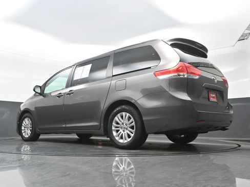 Used 2013 Toyota Sienna XLE image 30